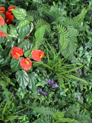 Detailweergave van de realistische kunstplanten in de Kunstplant Sedum Wand Anthurium - 100x100cm, met diverse kleuren en texturen.