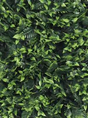 Groene kunsthaag met Leptinella-bladeren, brandvertragend en perfect voor binnen en buiten.