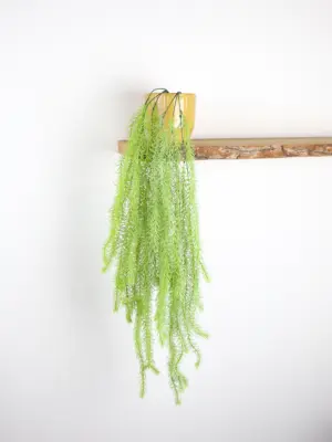 Sfeervolle kunstmos decoratie hangplant lichtgroen 90cm – ideaal voor muren en plafonds.