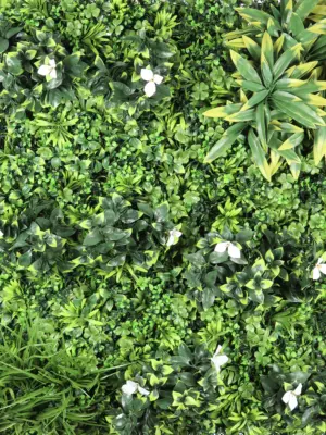 Luxe brandvertragende kunsthaag met witte orchideeën voor een stijlvolle groene wand