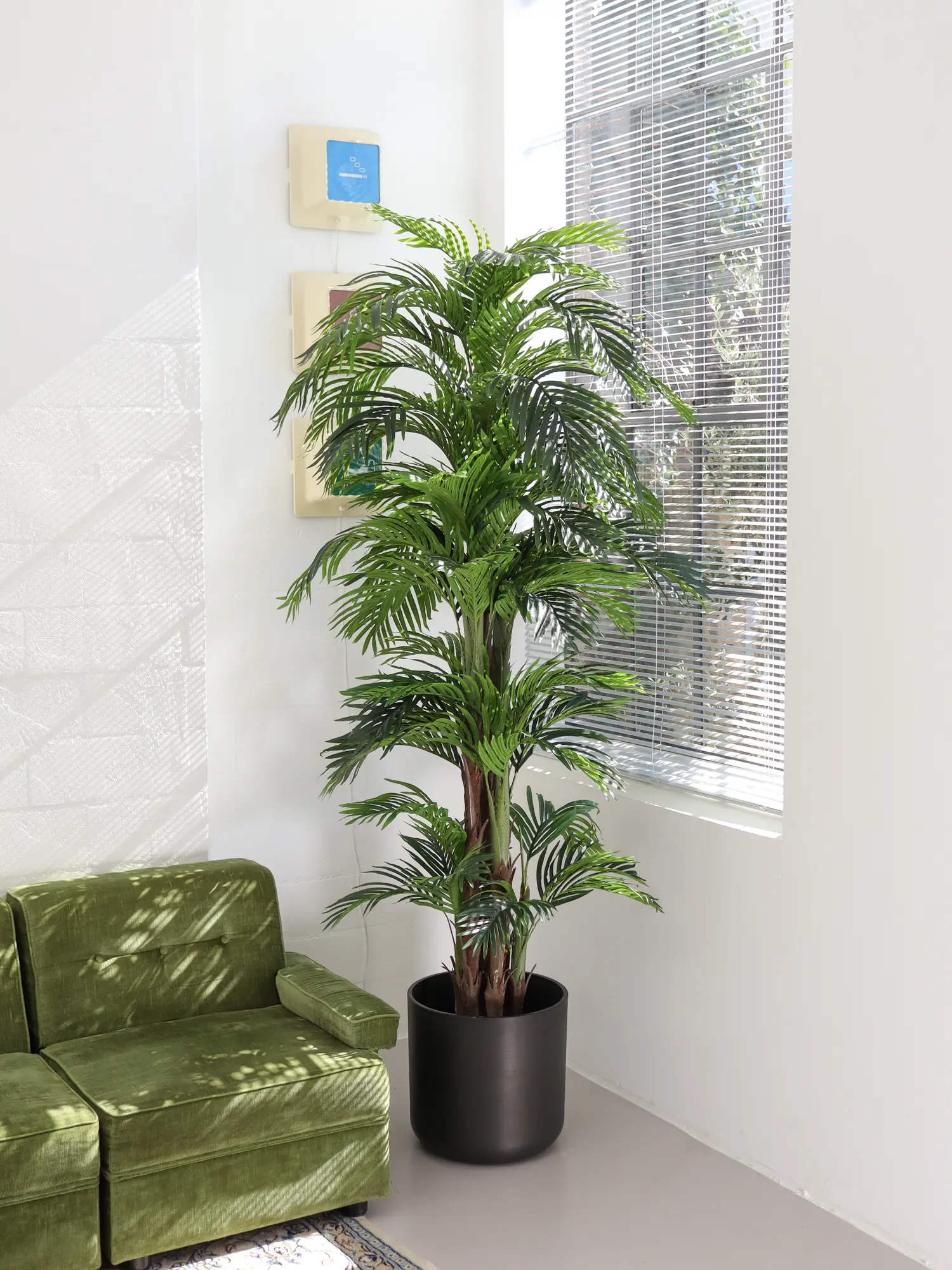 Levensechte hoge kunstpalm met natuurlijk ogende bladeren en stevige pot