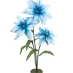 Extra grote kunst Clematis blauw 175 cm met drie stervormige textiel bloemen voor etalages en evenementen.