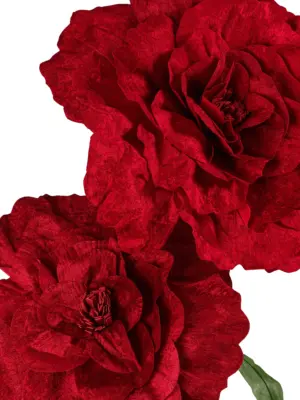 Enorme kunstroos van rood vilt met drie grote bloemen op stevige, vormbare stelen voor etalages en evenementen van Kunstpalm.nl.