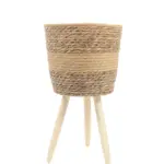 Plantenpot Zeegras met Standaard Middel – handgevlochten zeegras plantenpot op pootjes – 25cm diameter – Kunstpalm.nl