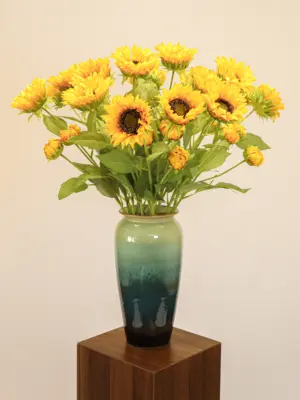 Decoratieve nepbloem zonnebloem in gele kleur voor interieurdecoratie