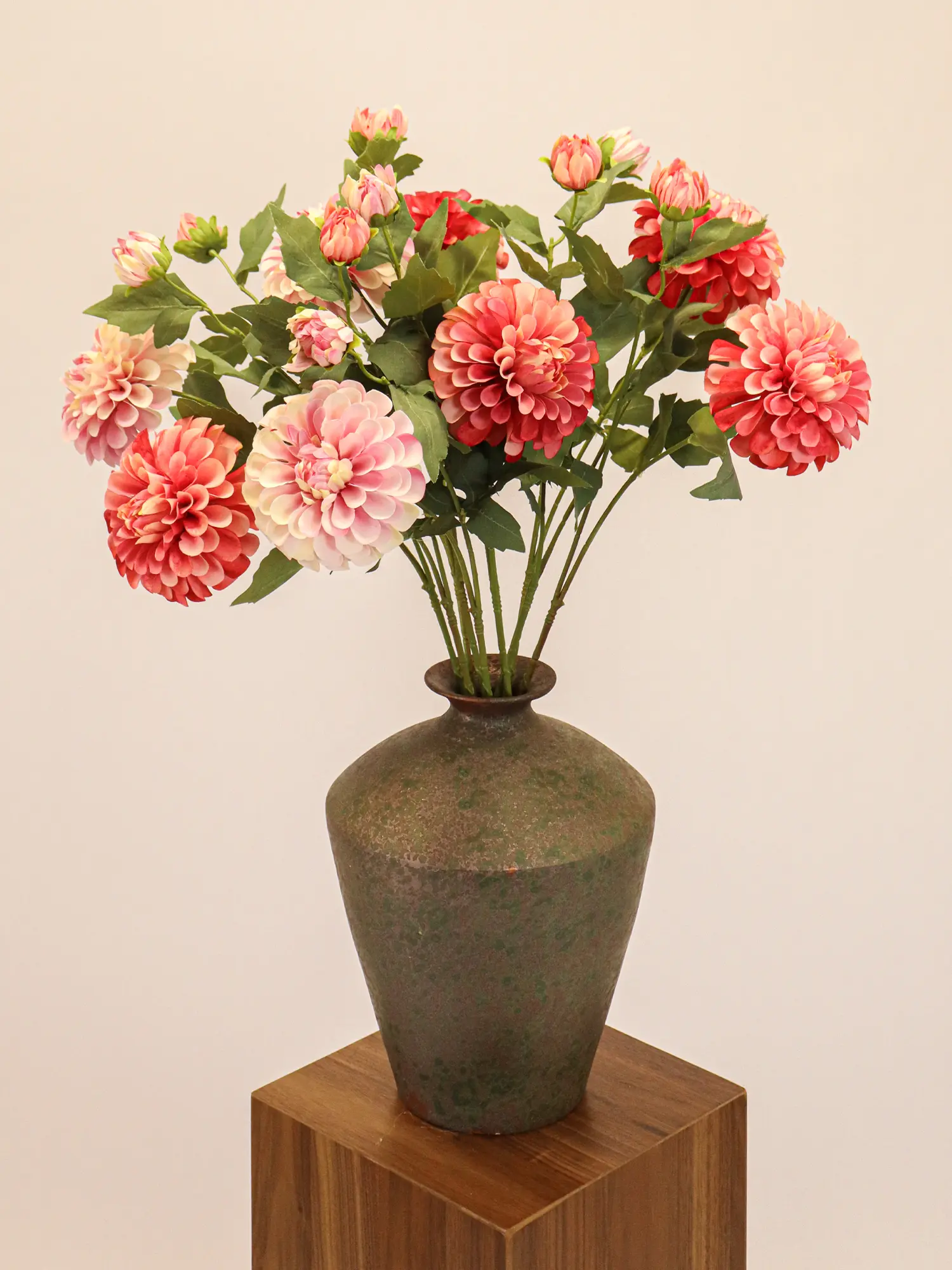 Dahlia Kunstbloem Roze Wit in een vaas als decoratie voor ontvangstruimtes met boeket nepbloemen.