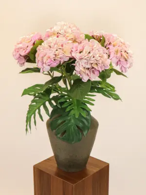Deze Kunstbloem Hortensia Paars van Kunstpalm.nl, met een bloemkroon van 17cm en zachtpaarse kleur met lichtwitte en lichtgroene accenten, is perfect als center piece in een kleurrijk kunstbloem boeket. Ideaal voor evenementen.
