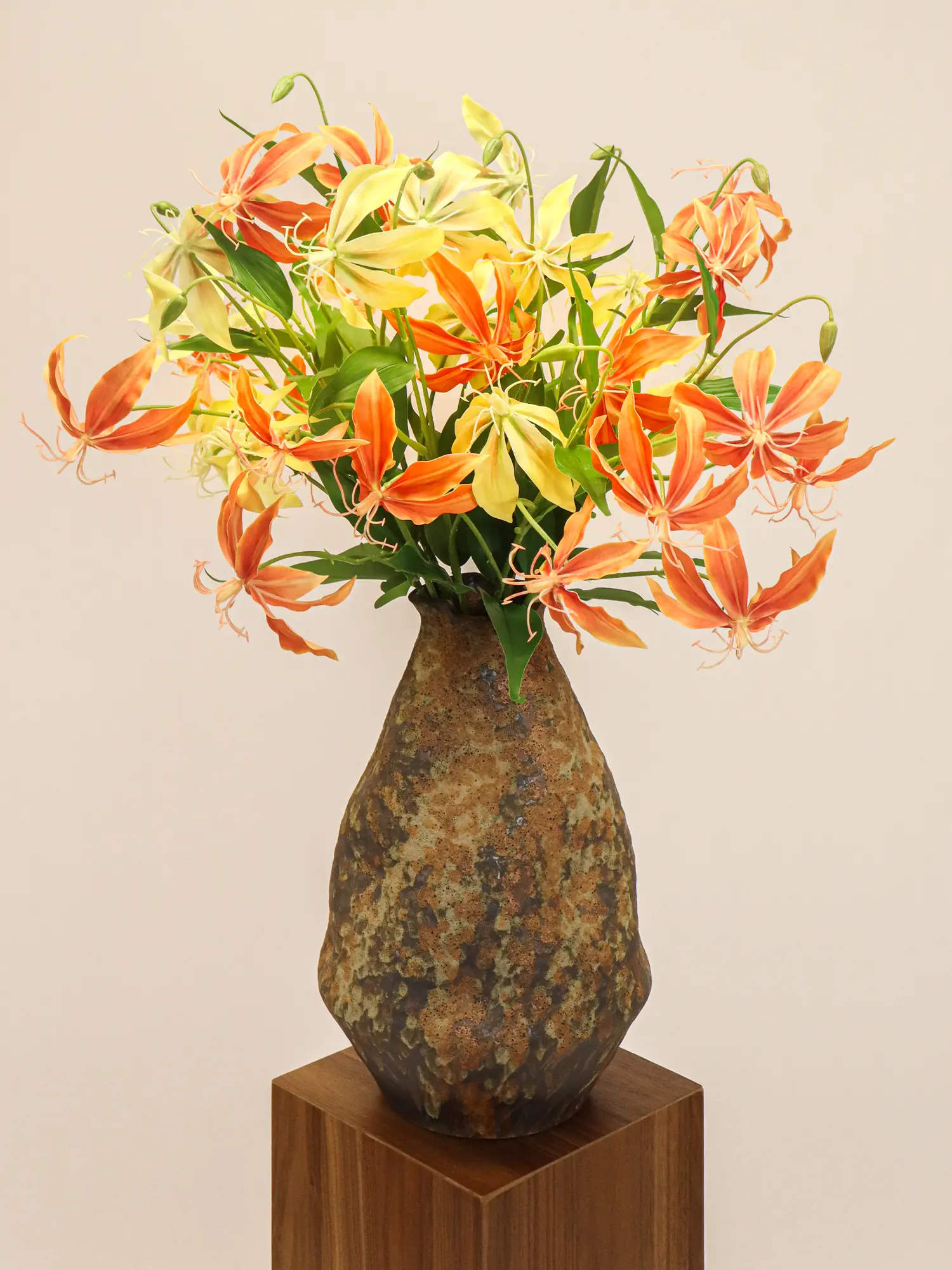 Kunstbloem Gloriosa Geel in vaas.